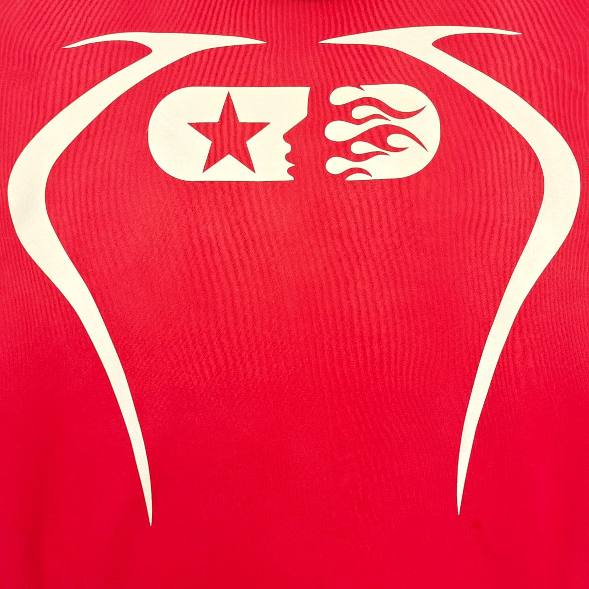 Roter Kapuzenpullover