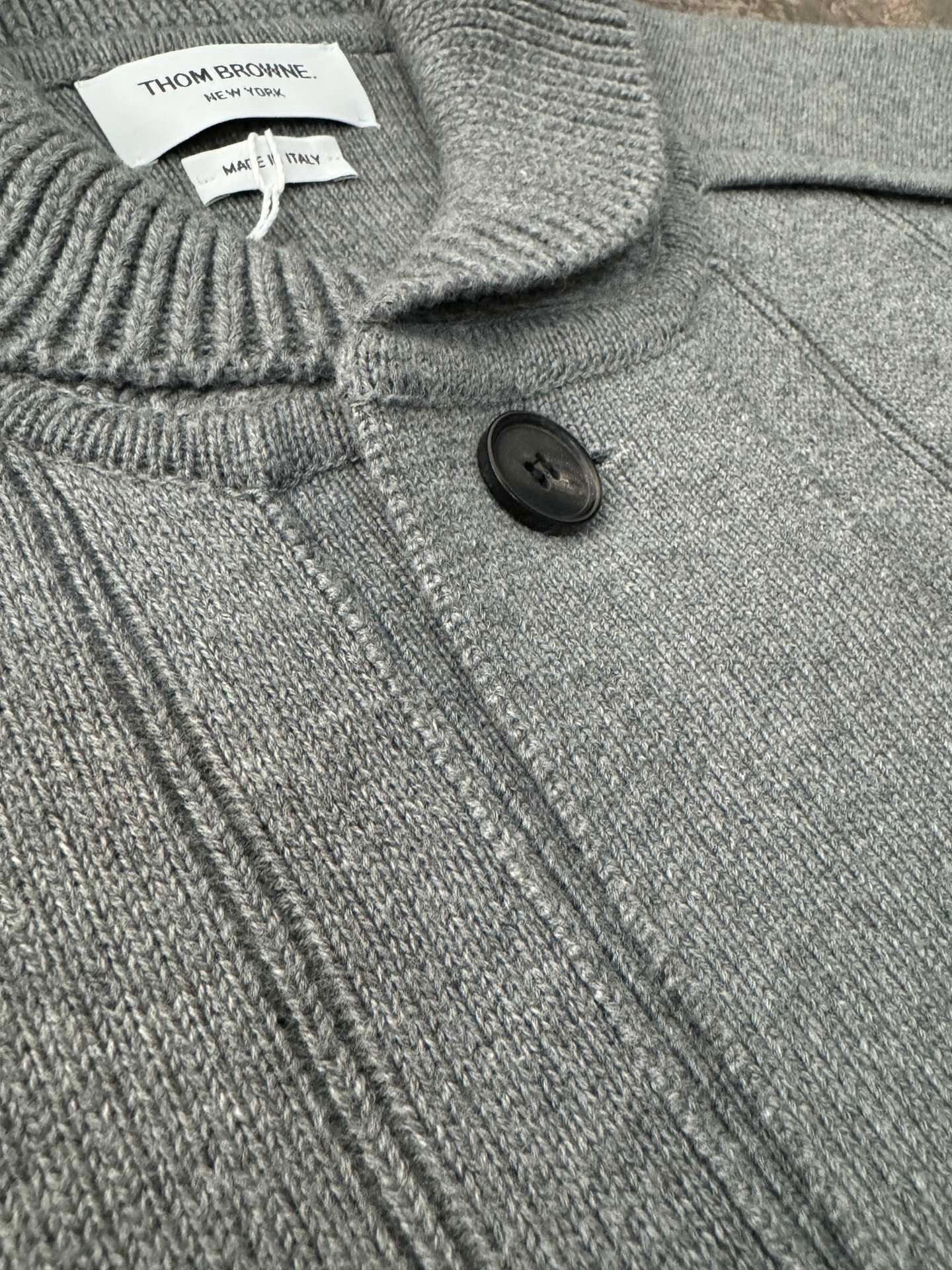 سترة متعددة الألوان