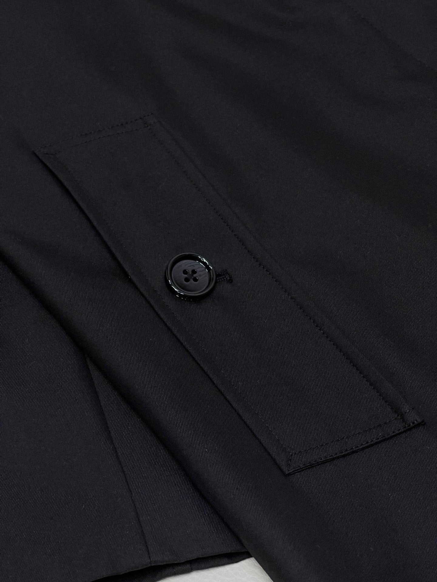 Schwarze und khakifarbene Jacke