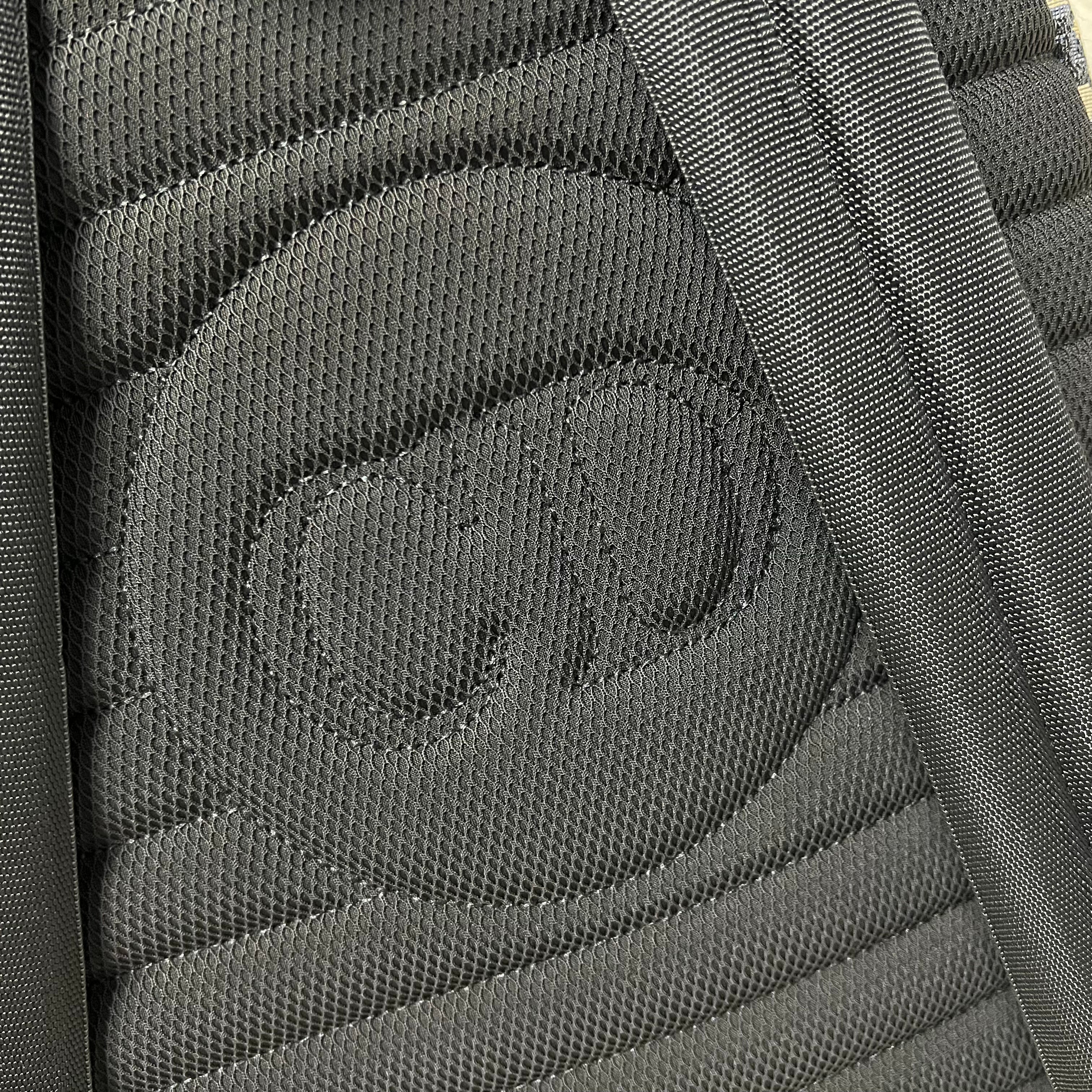 Blaue und schwarzgraue Tasche