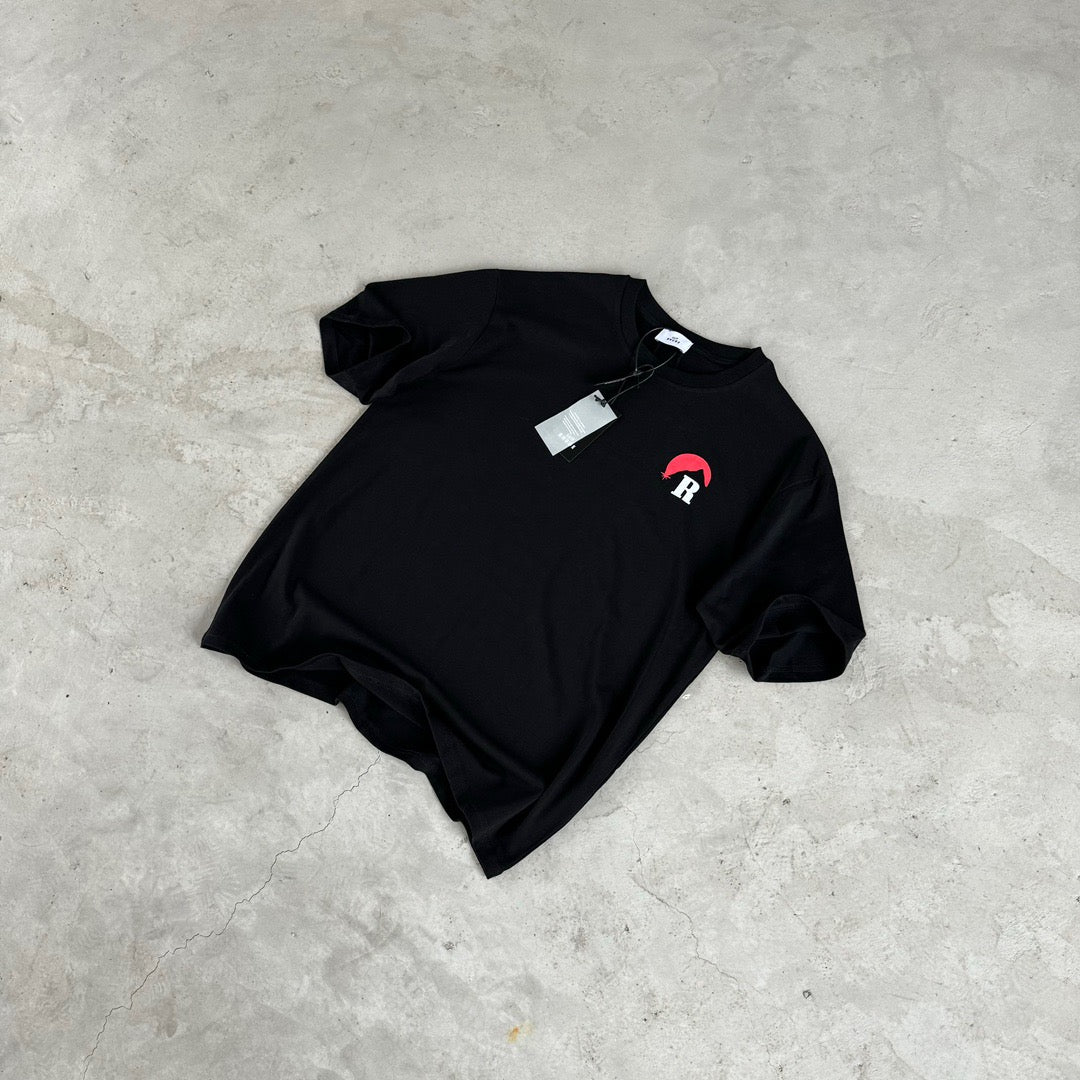 تي شيرت أبيض وأسود