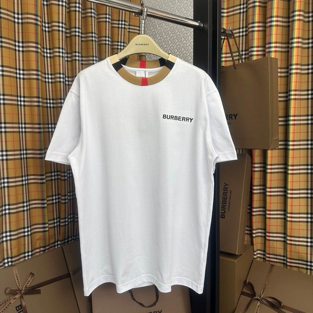 Schwarzes, khakifarbenes und weißes T-Shirt