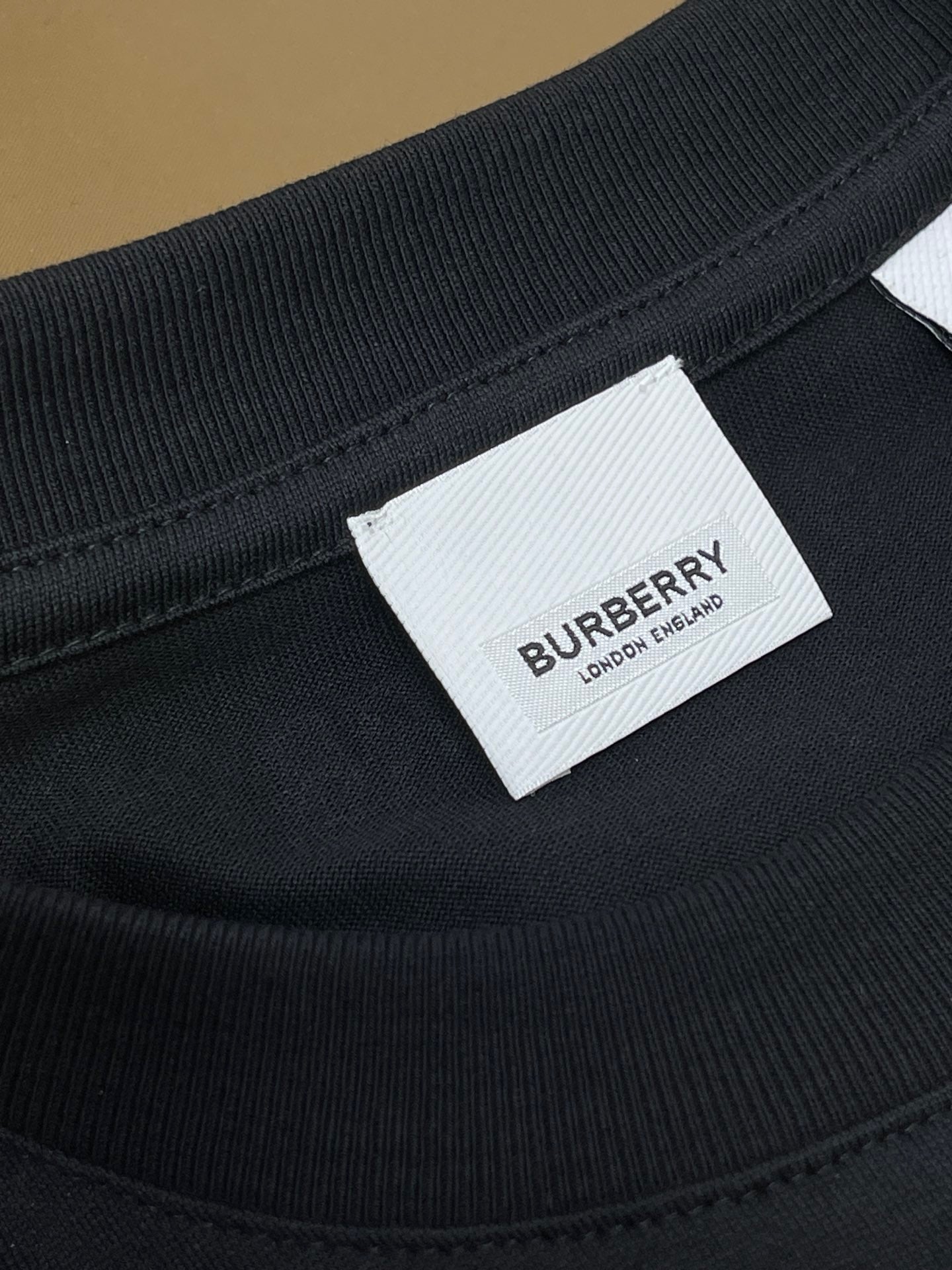 Schwarzes, weißes und khakifarbenes T-Shirt