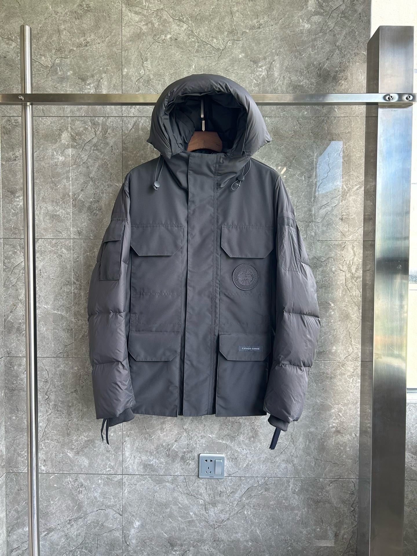 Weiße, graue und schwarze Jacke