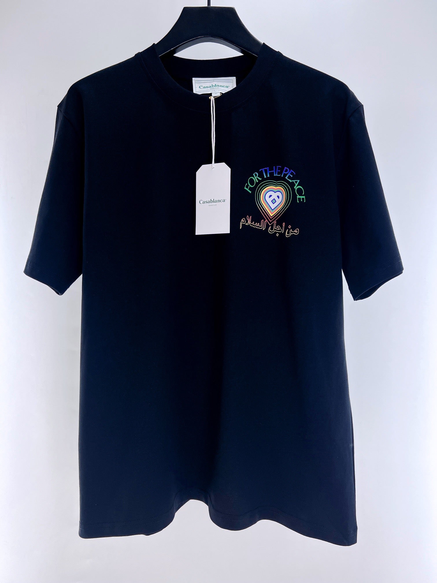 Weißes und blaues T-Shirt
