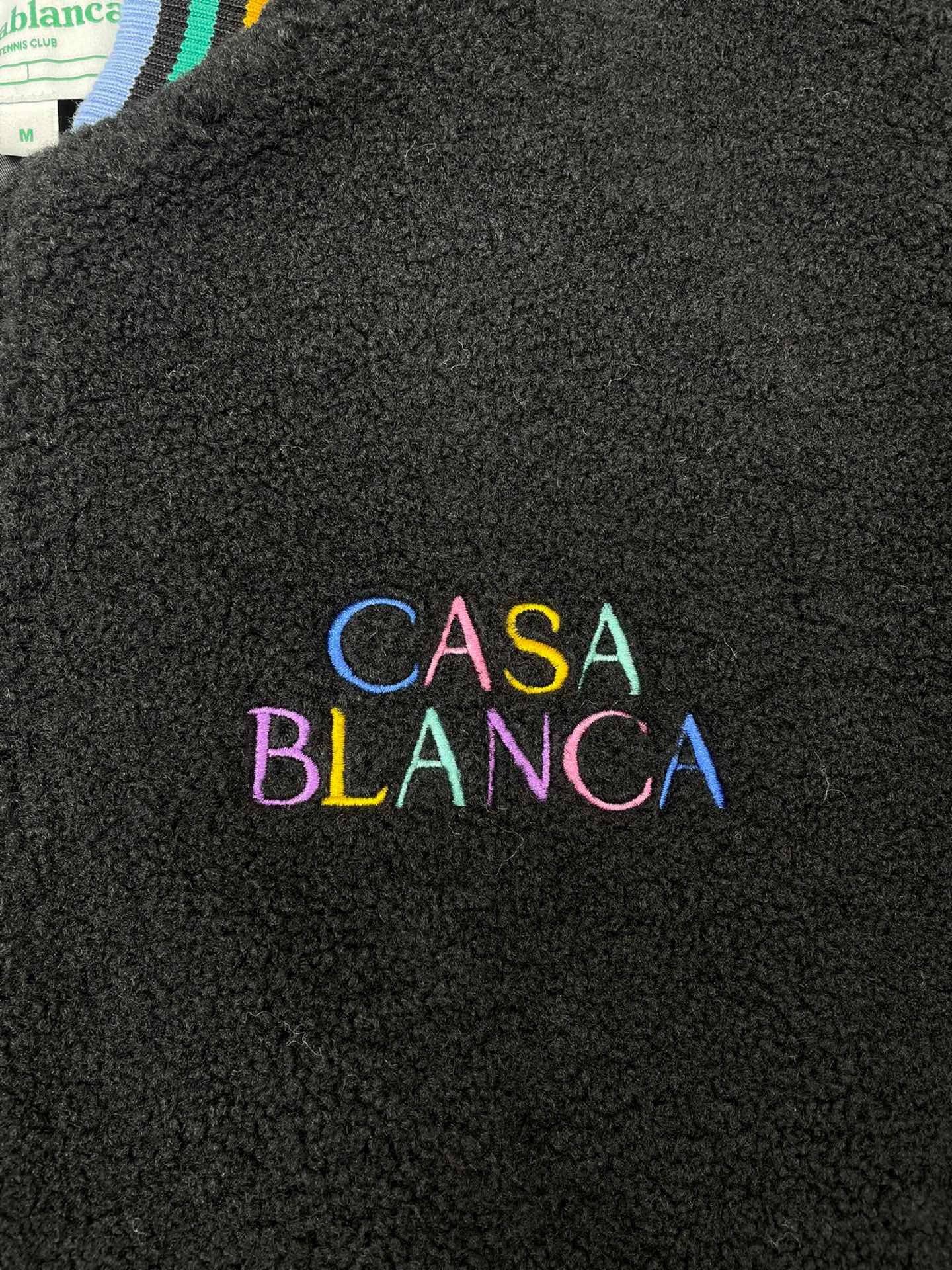 سترة سوداء وبيج