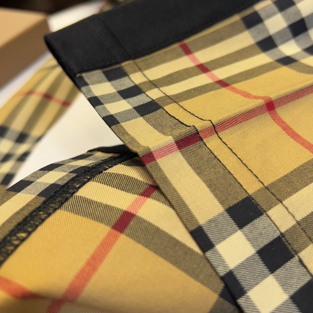 Schwarz-weißes T-Shirt