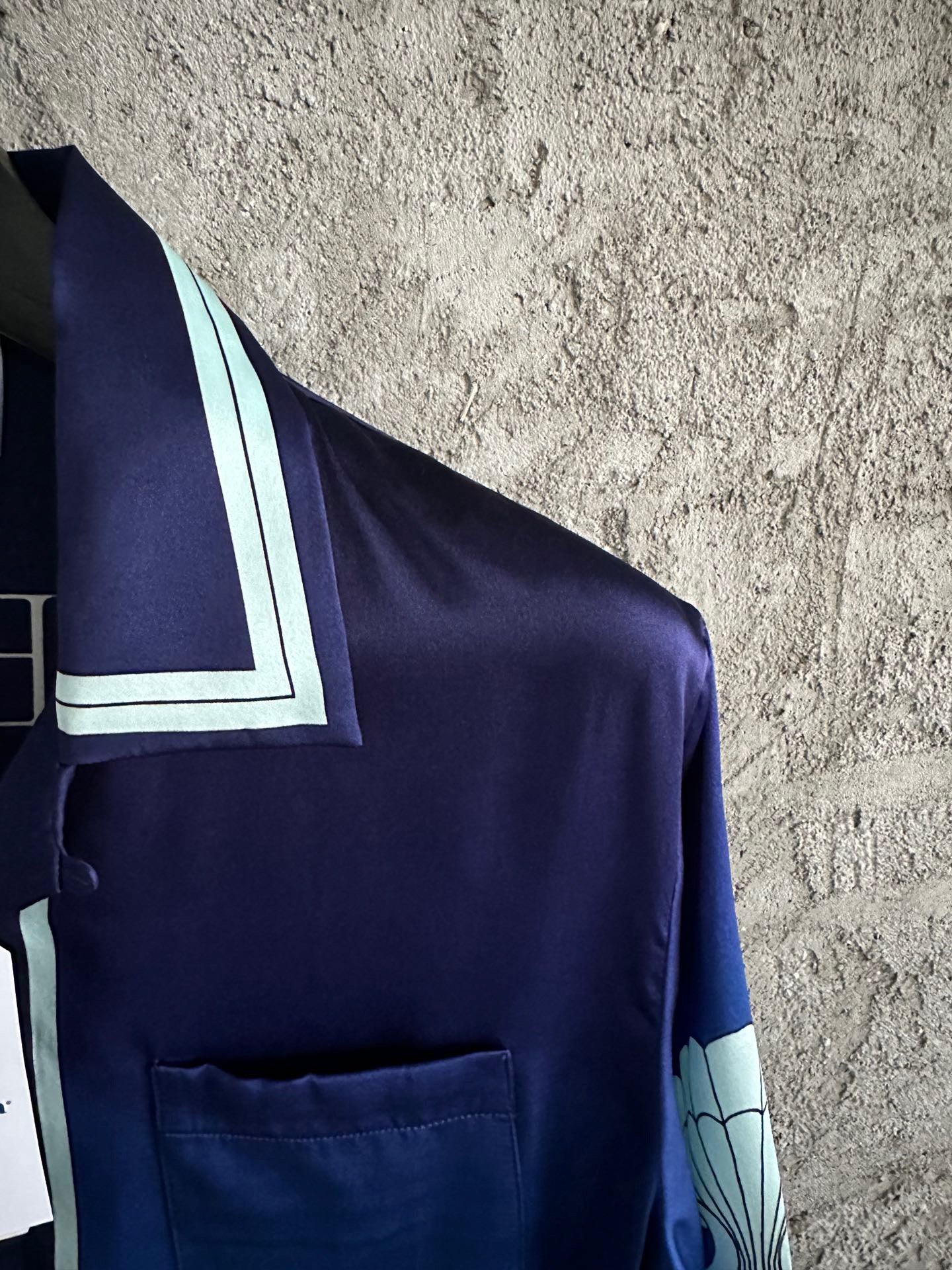 Blaues Shirt