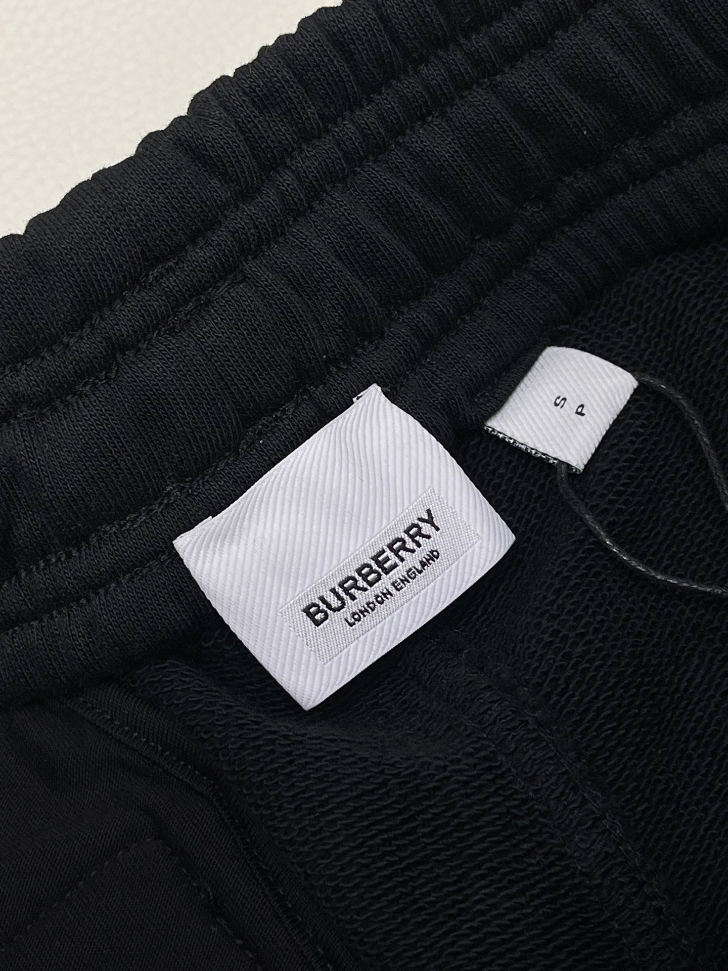 Schwarze und khakifarbene Shorts