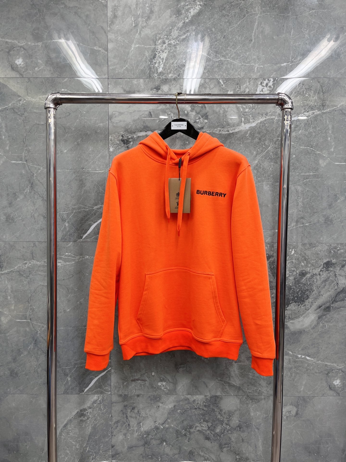 Schwarzer, dunkelblauer und orangefarbener Hoodie