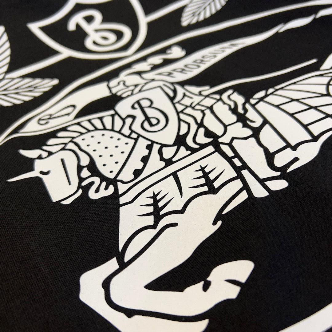 Schwarz-weißes T-Shirt