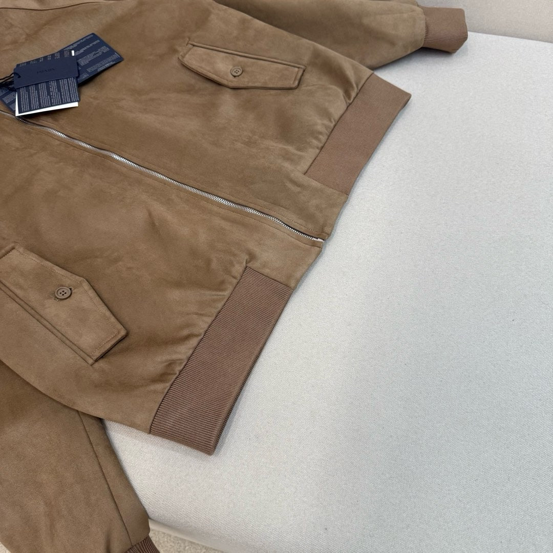 Schwarze und khakifarbene Jacke