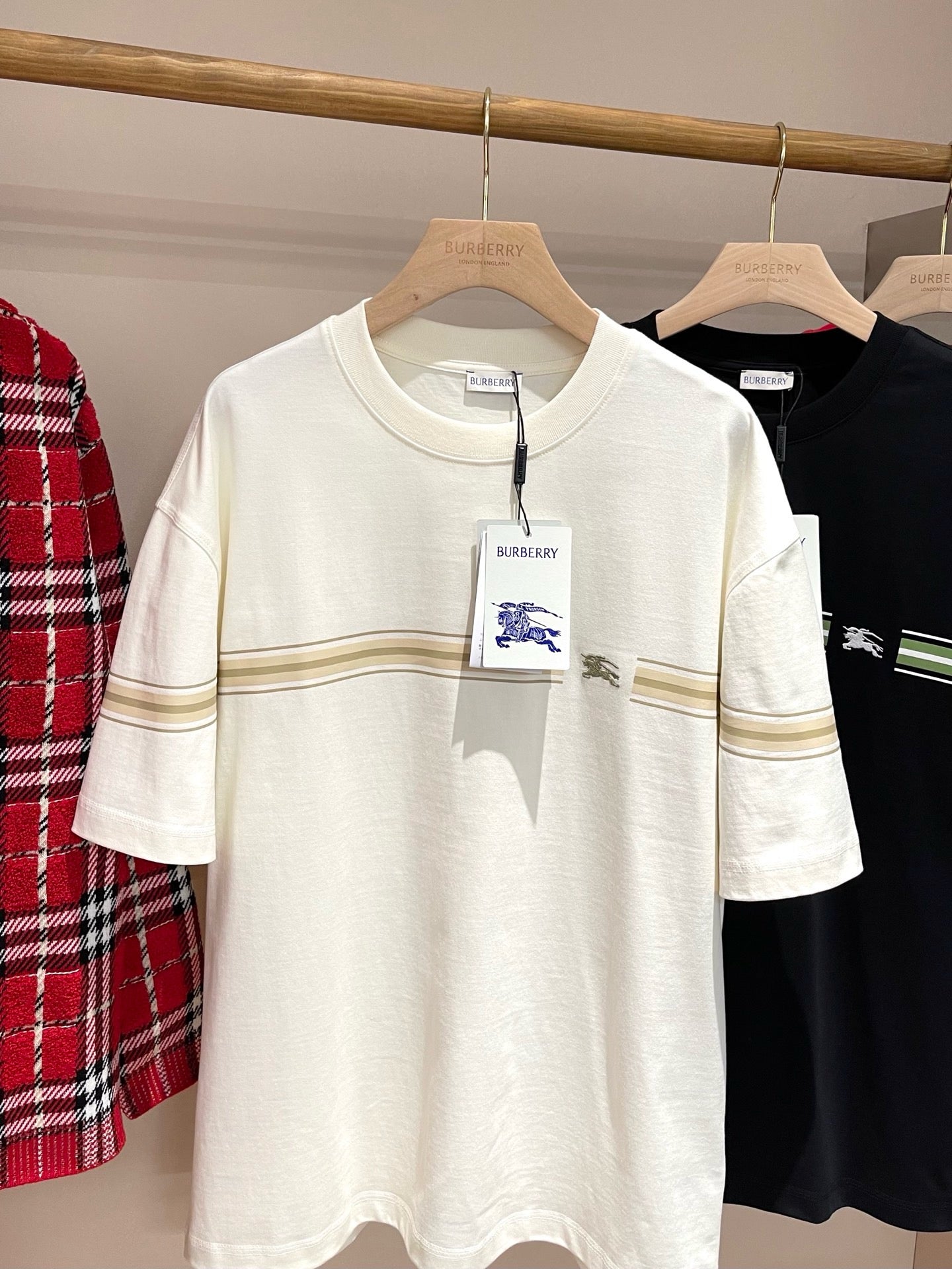 Schwarz-weißes T-Shirt