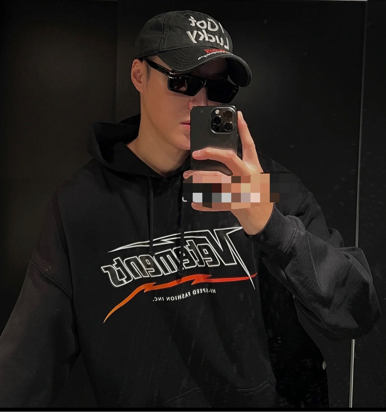 Schwarzer Hoodie