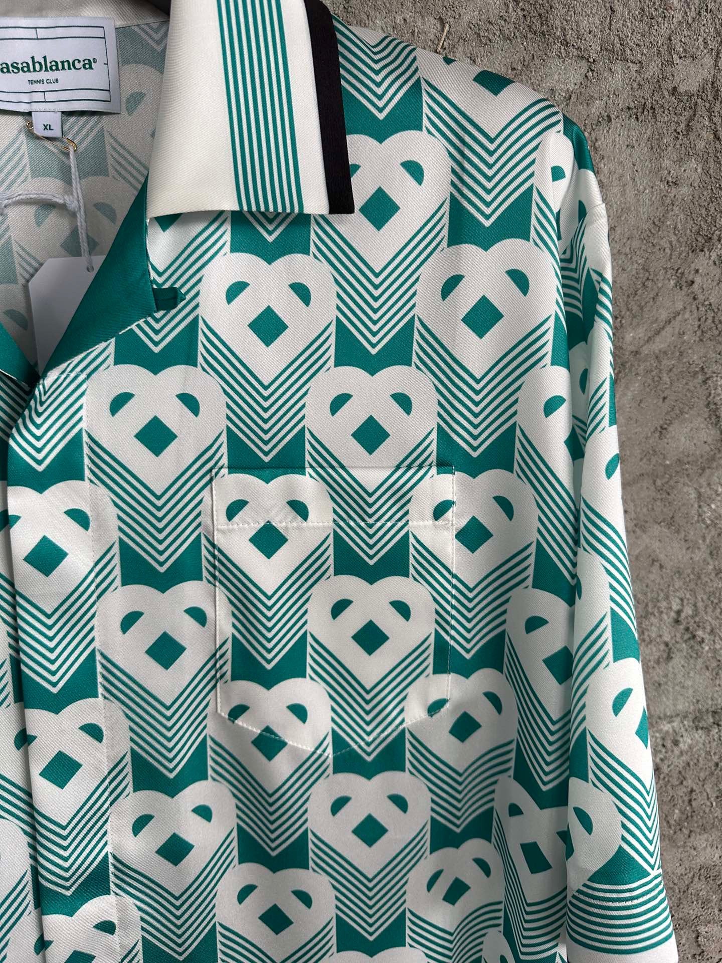 قميص متعدد الألوان