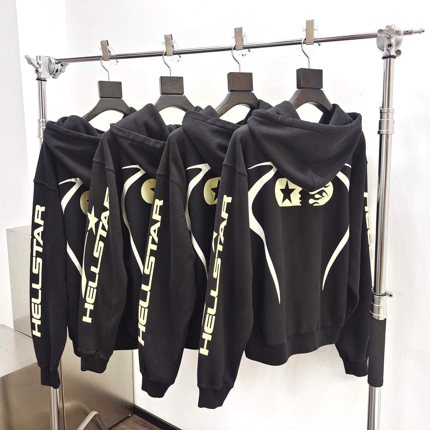 Schwarzer Hoodie