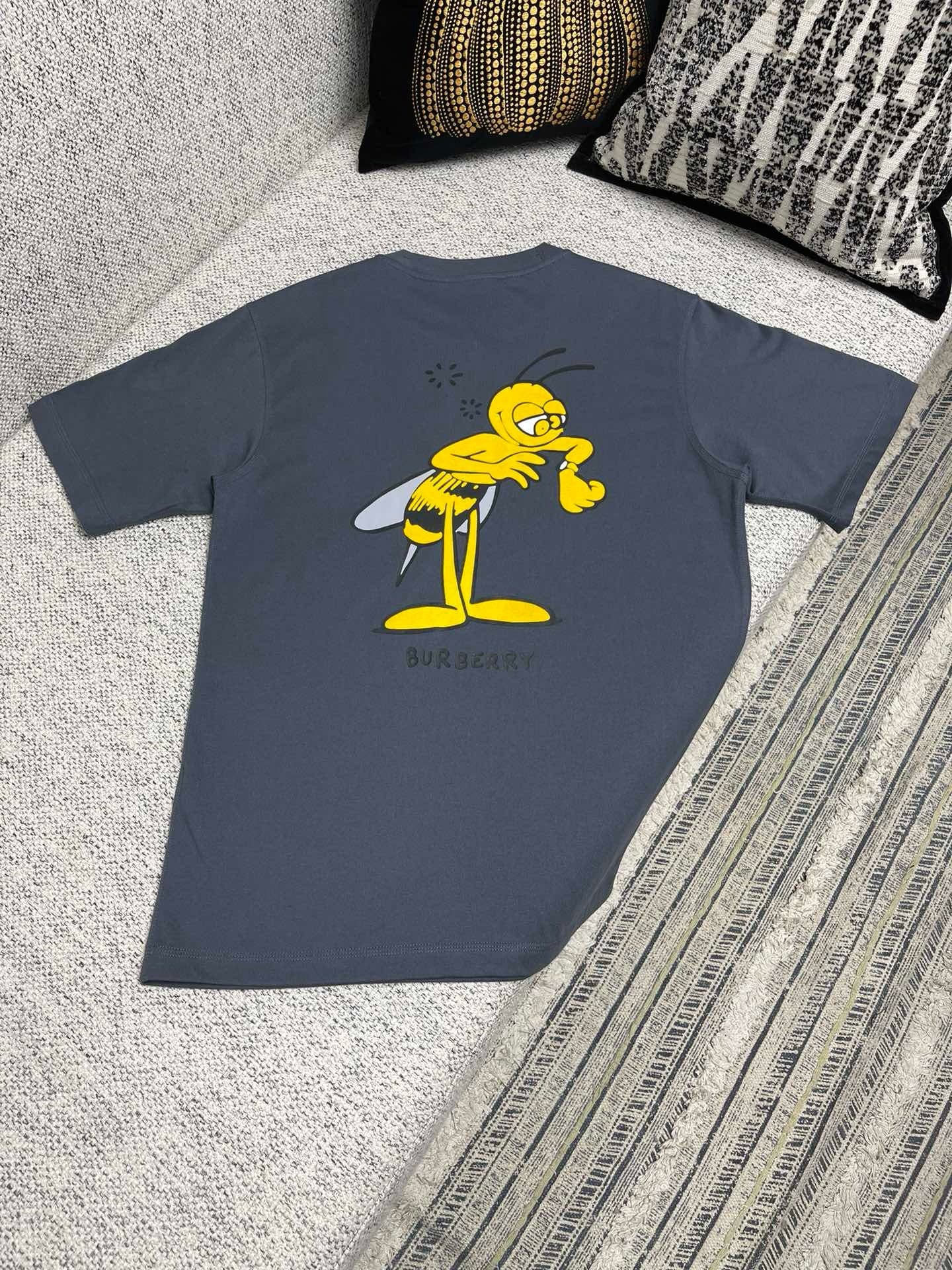 Aprikosen- und graues T-Shirt