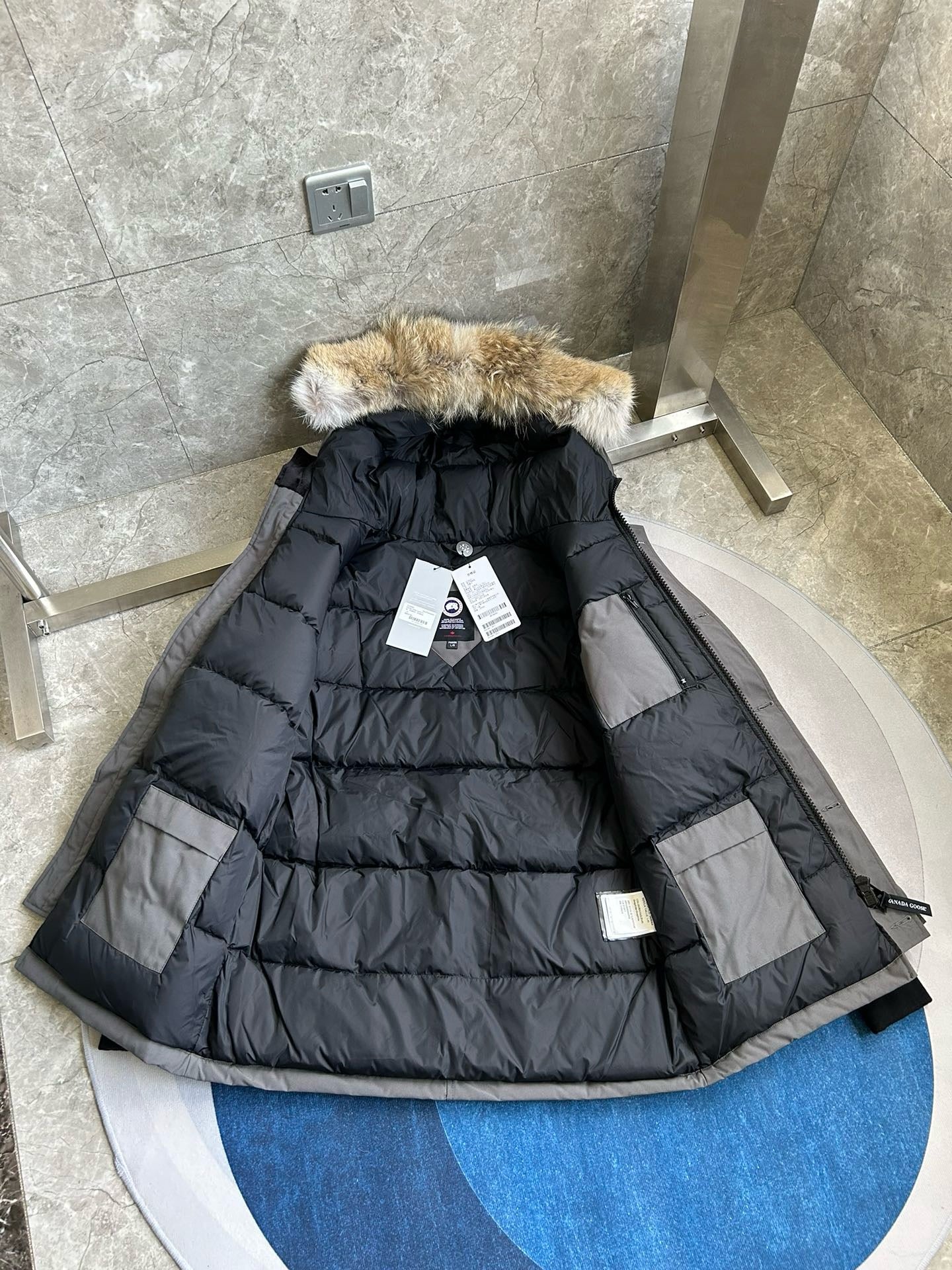 Schwarze und graue Jacke