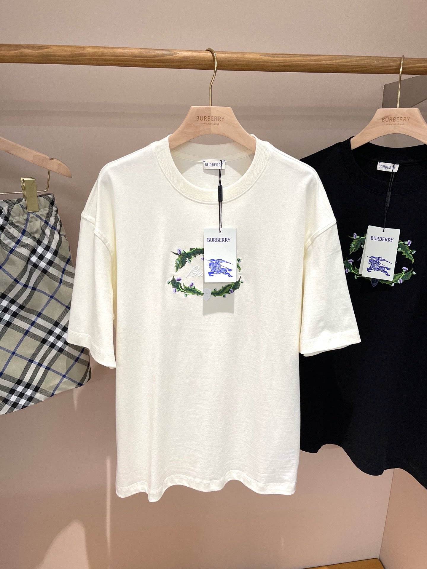 تي شيرت أبيض وأسود