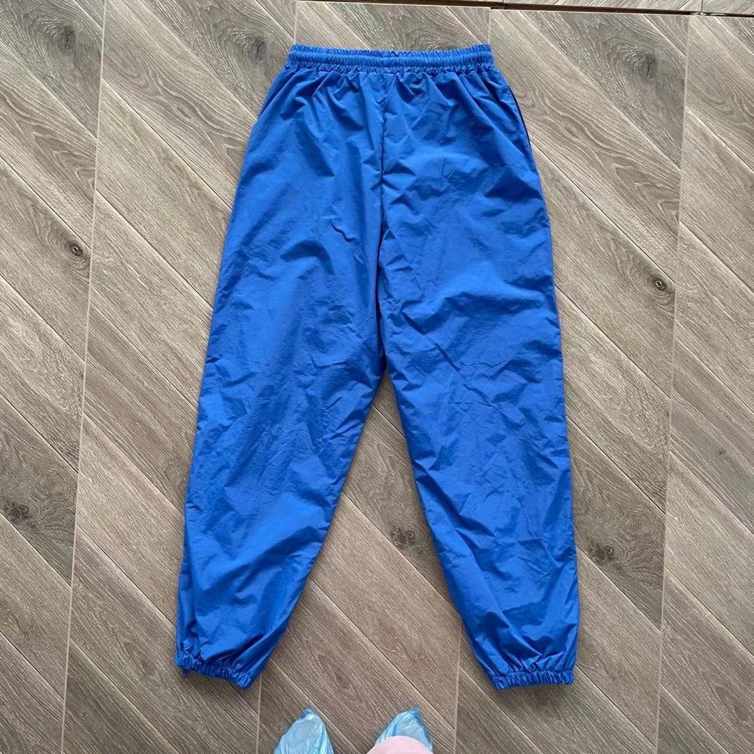 Schwarze und blaue Jacke mit Hose