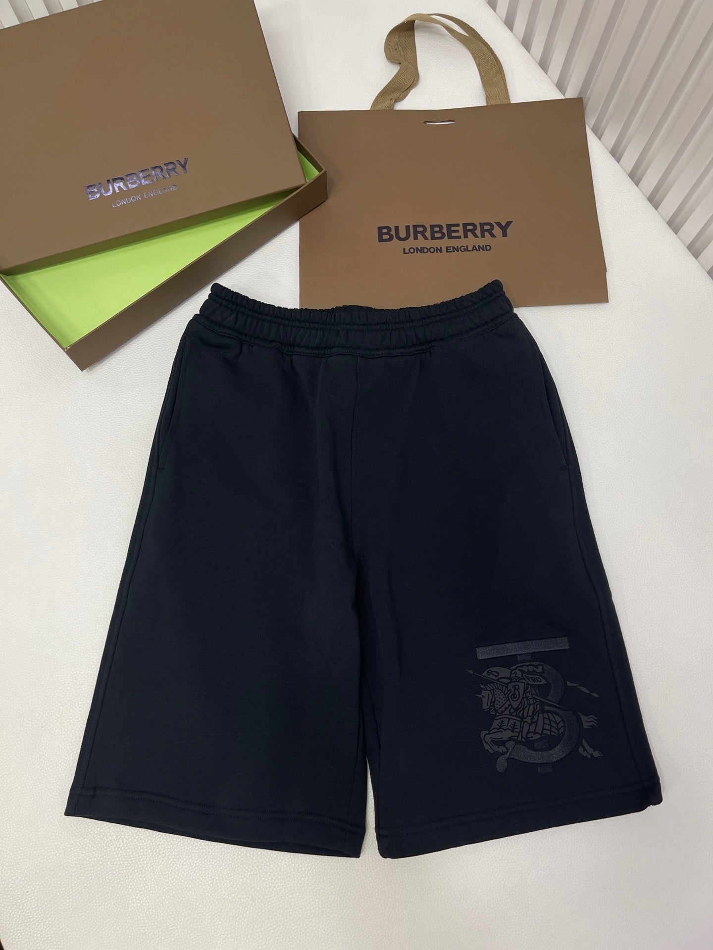 Schwarze und khakifarbene Shorts