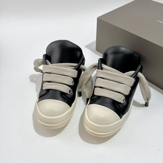 أحذية سوداء وبيضاء