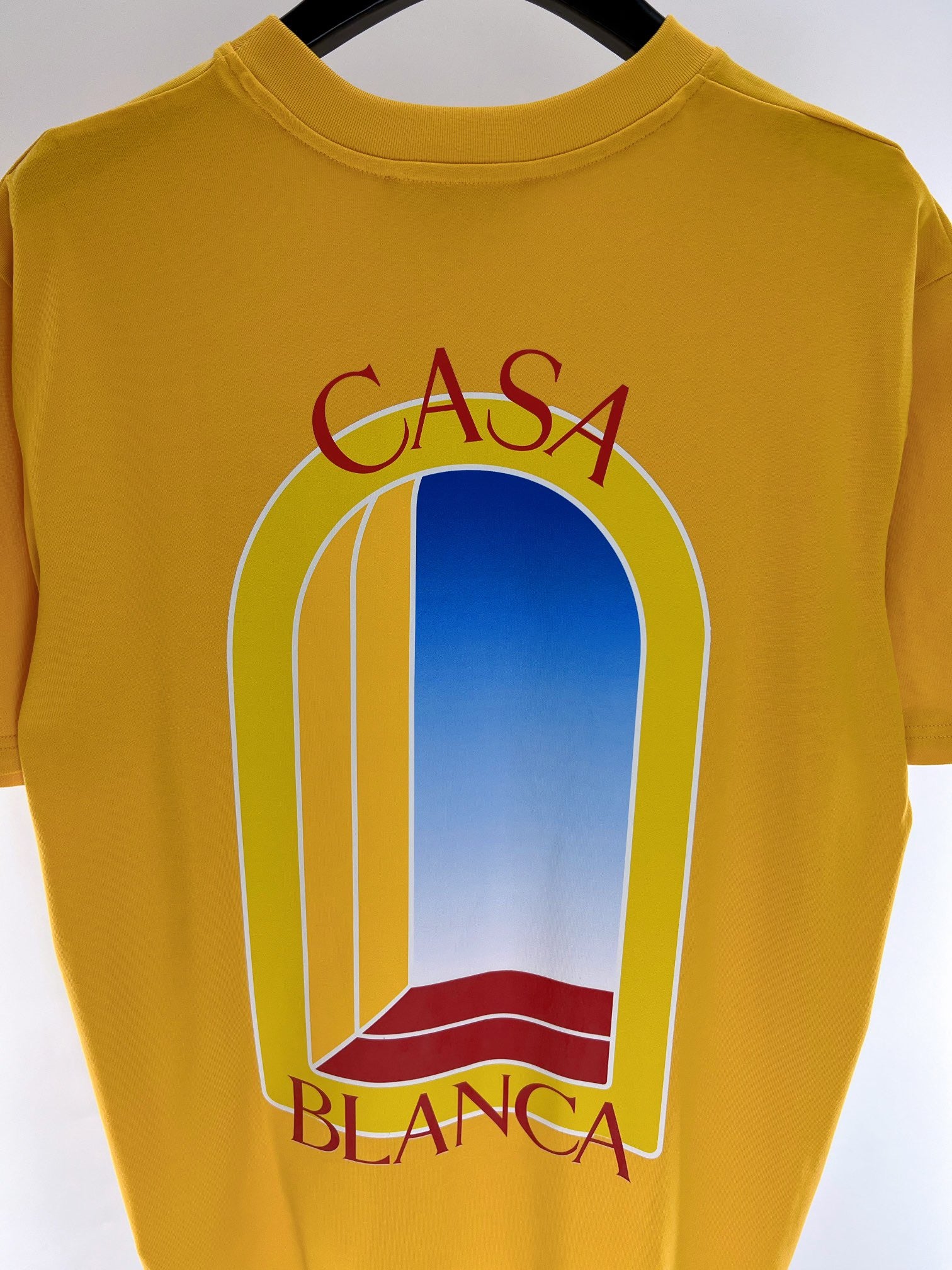 Gelbes und weißes T-Shirt