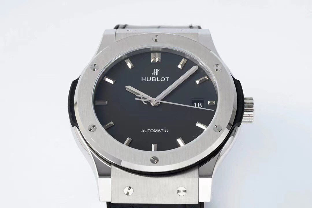 Schwarz-weiße Uhr