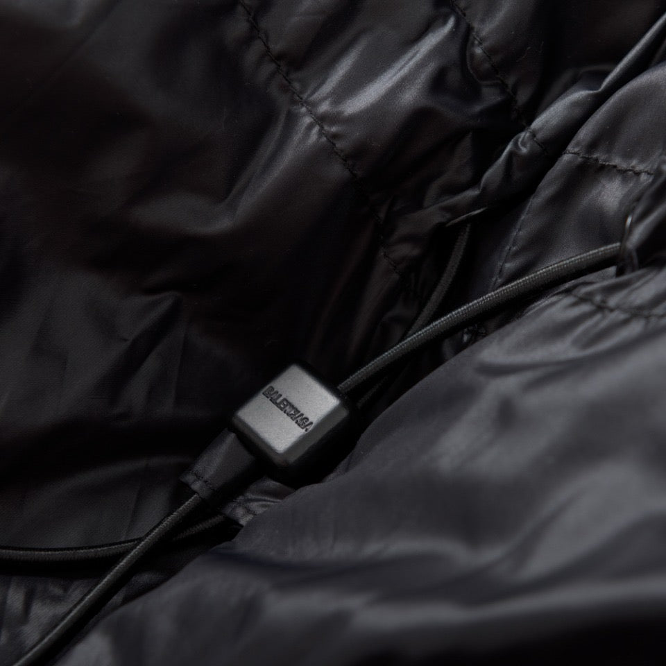 Schwarze und weiße Jacke