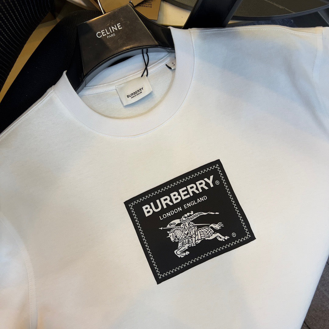 Schwarz-weißes T-Shirt