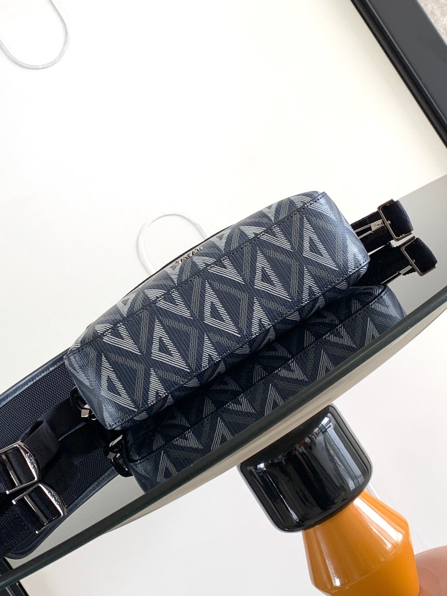 Dunkelblaue Tasche
