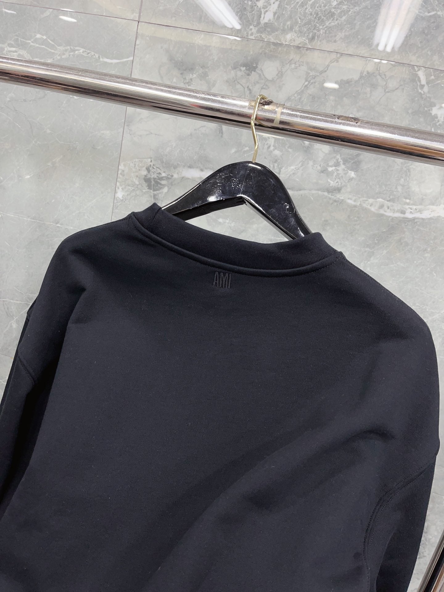 Jersey negro, gris y blanco