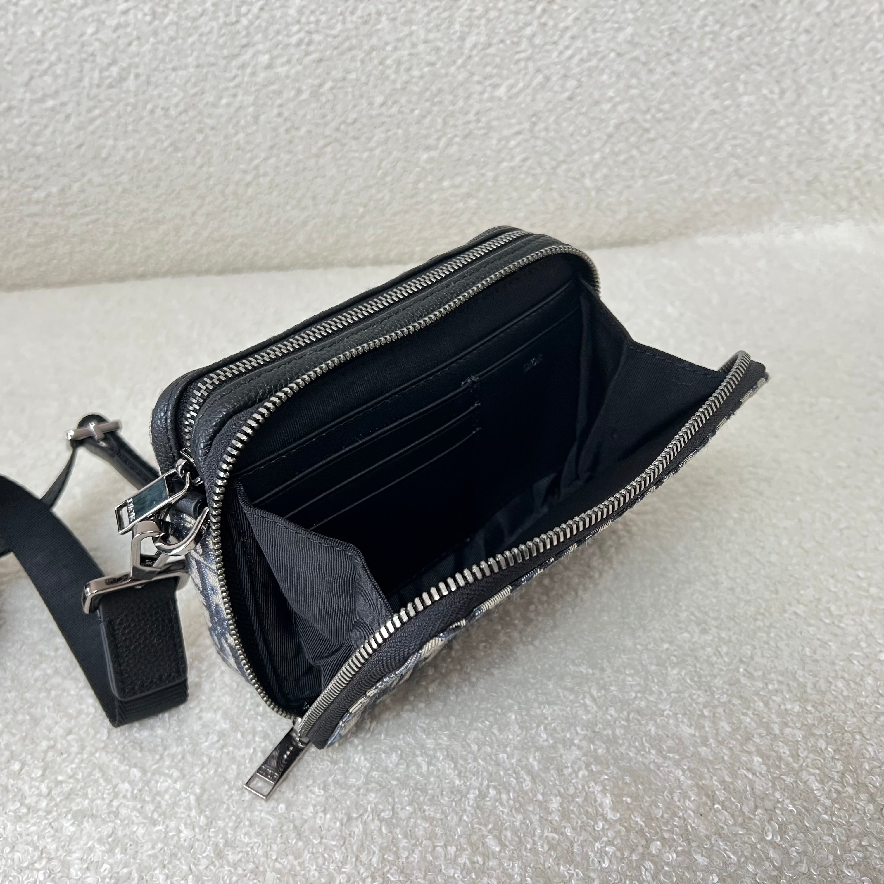 Blaue und schwarzgraue Tasche