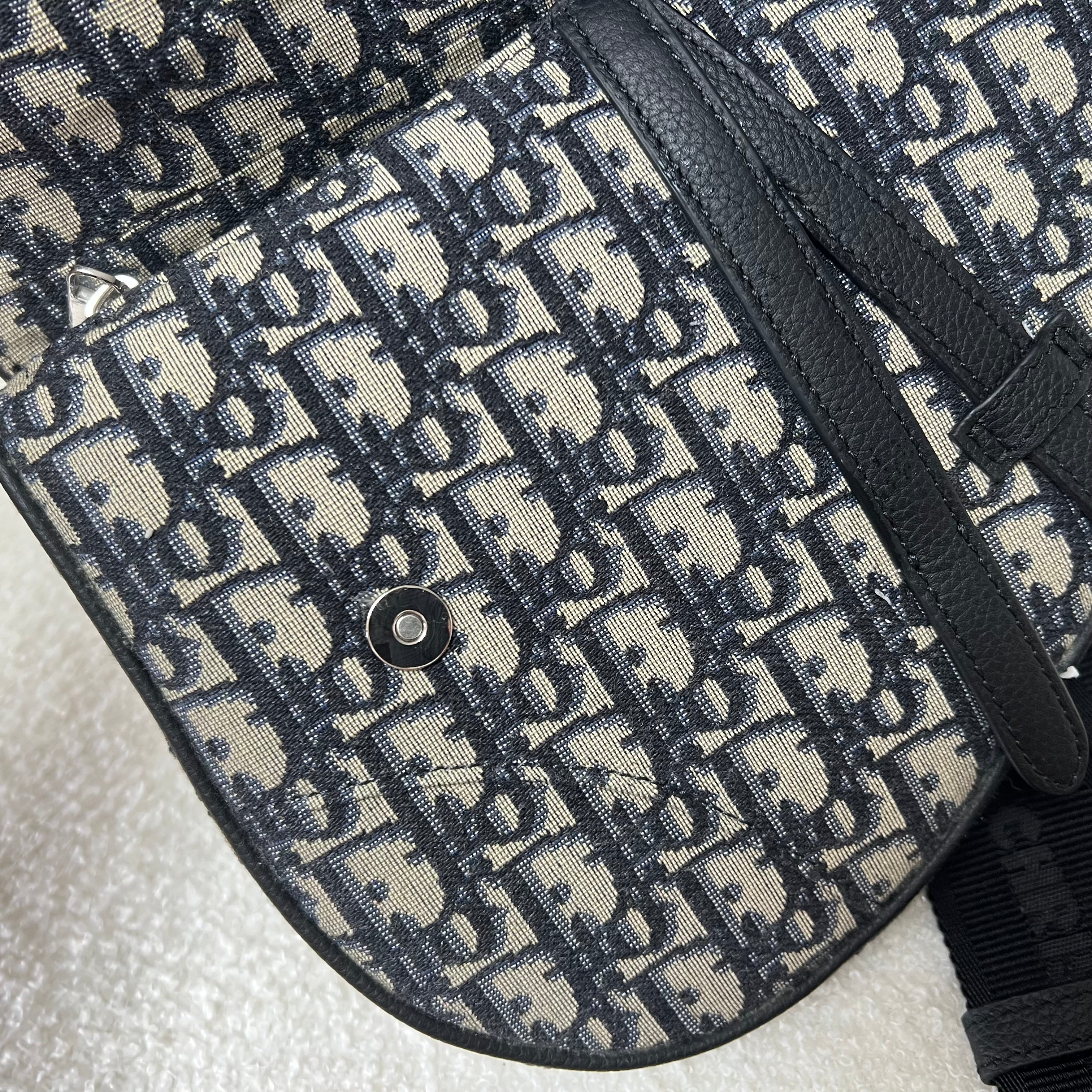 Blaue und schwarzgraue Tasche