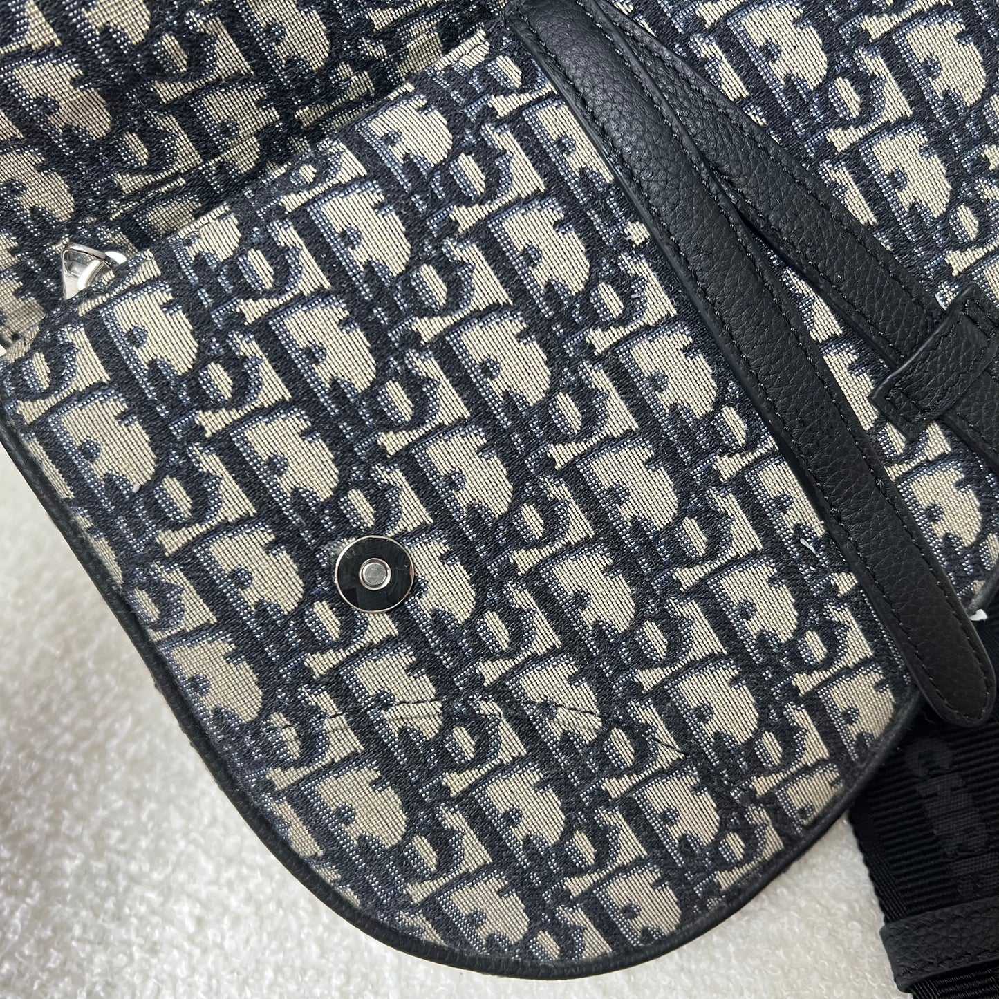 Blaue und schwarzgraue Tasche