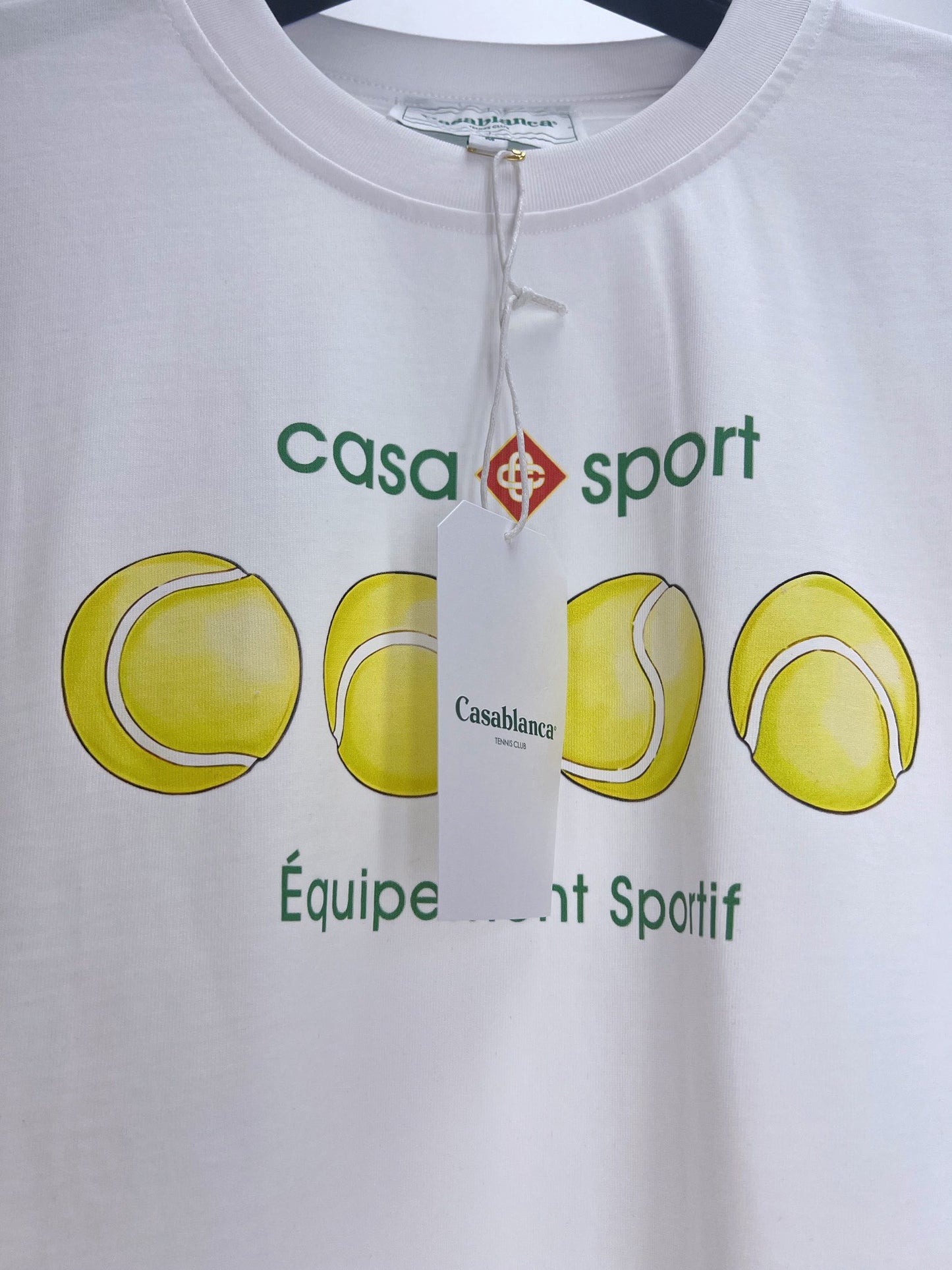 Camiseta azul y blanca