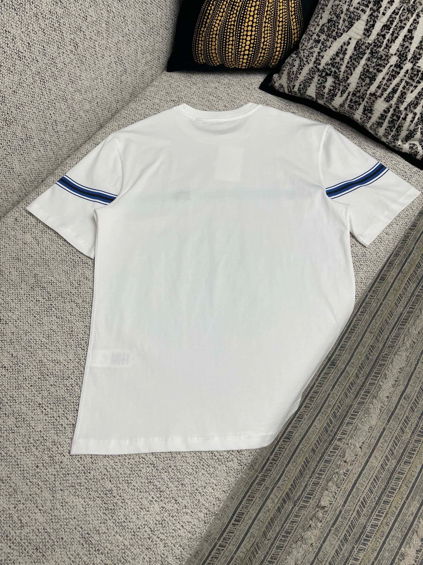 Schwarz-weißes T-Shirt