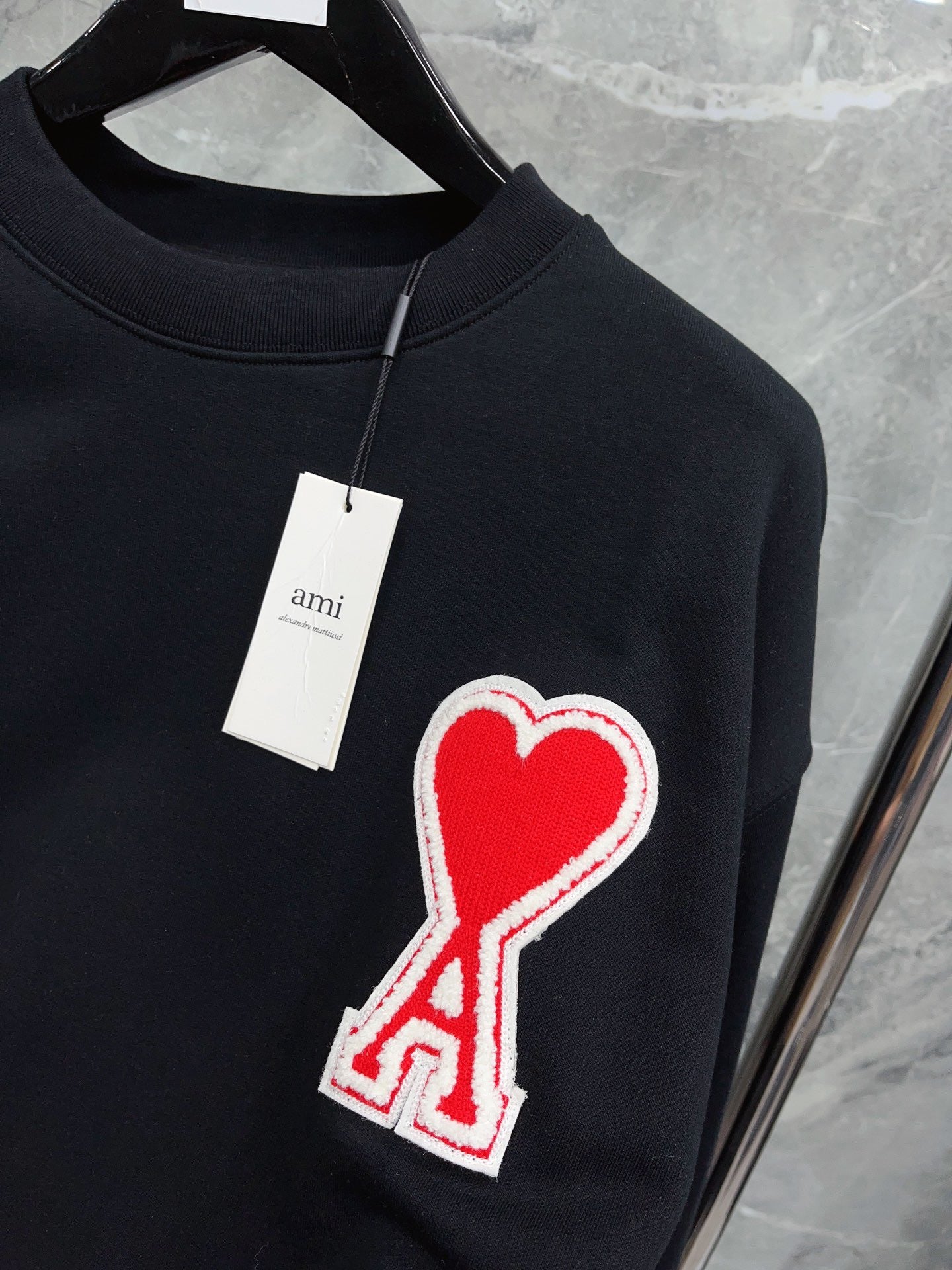 Schwarz-grau-weißes Trikot