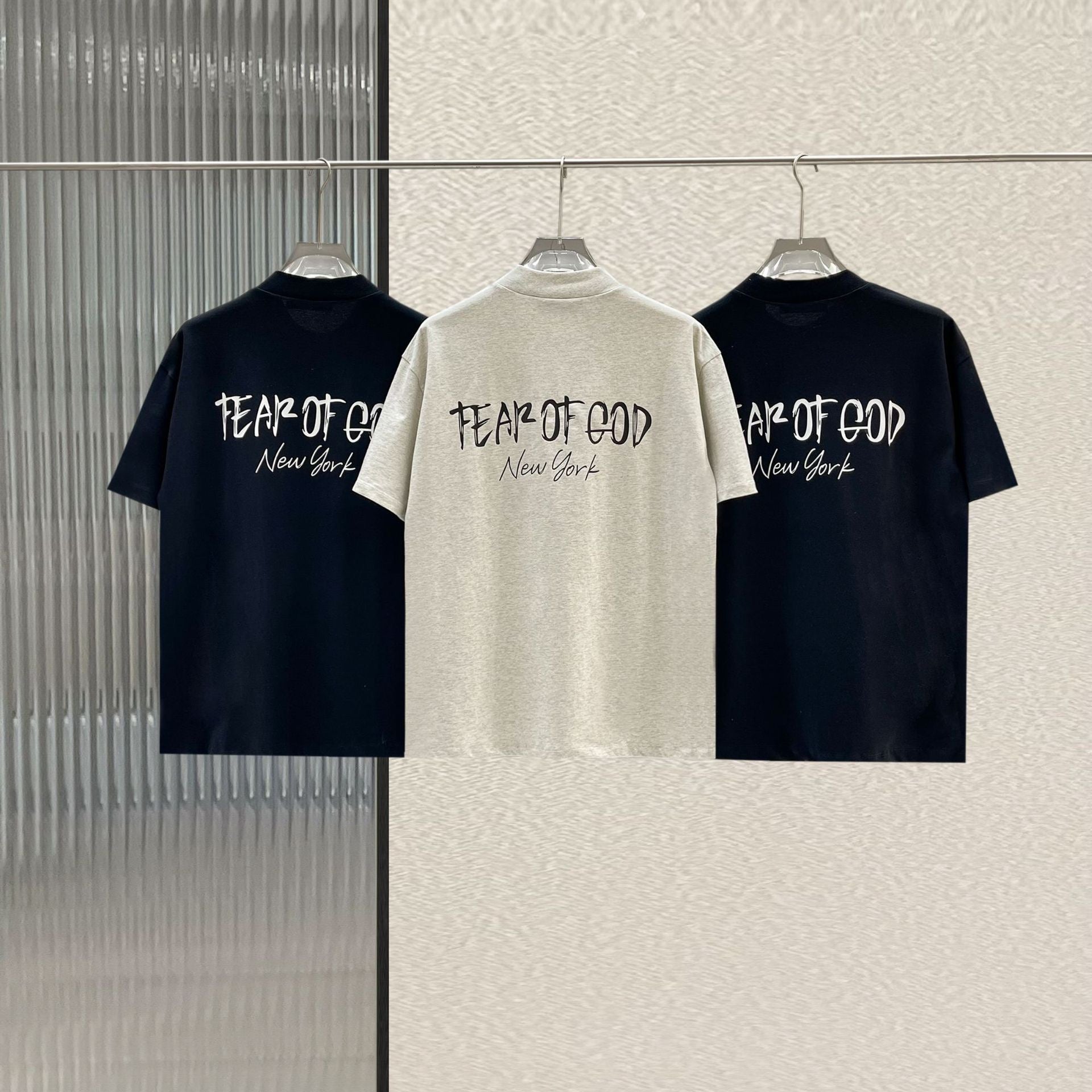 Schwarzes und graues T-Shirt