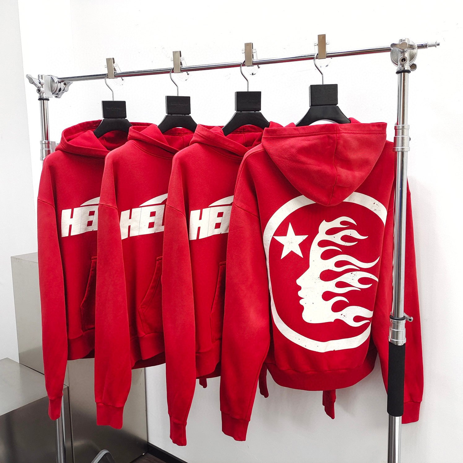 Roter Kapuzenpullover
