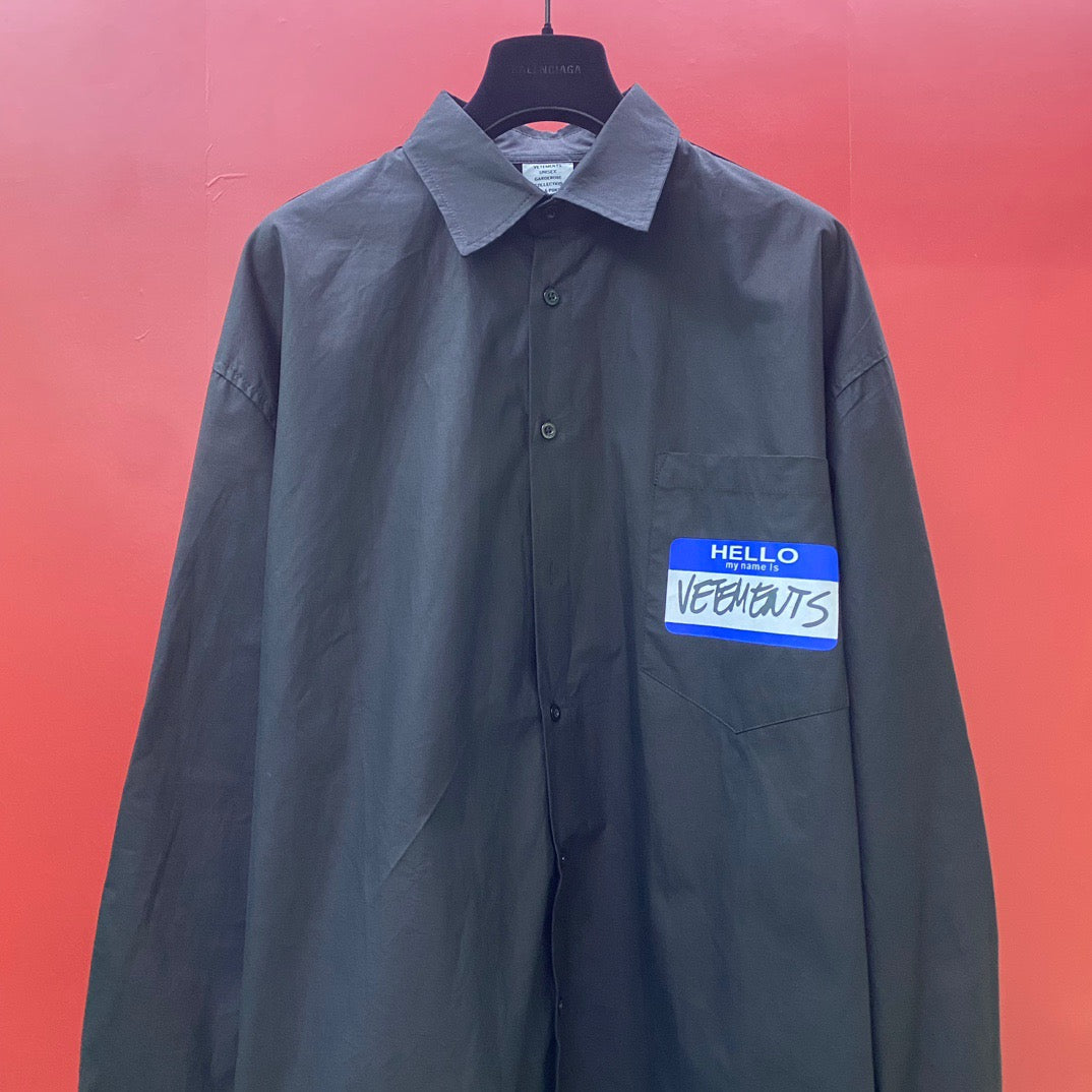 Schwarze und weiße Jacke