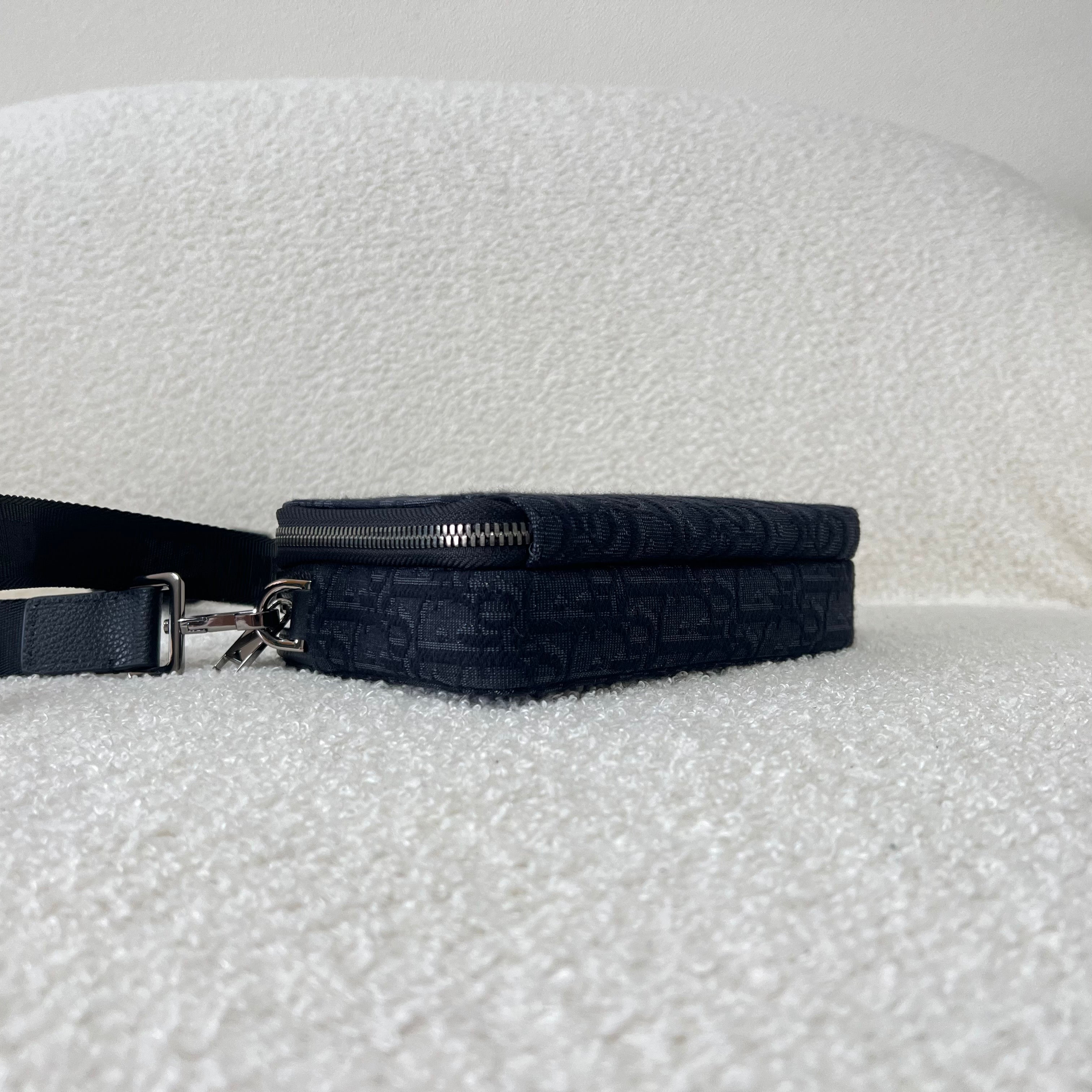 Blaue und schwarzgraue Tasche