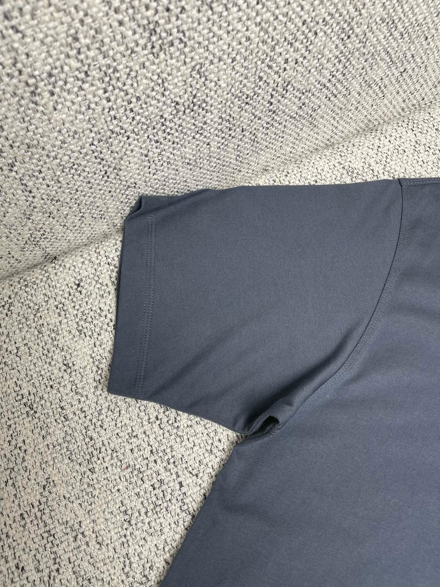 Aprikosen- und graues T-Shirt