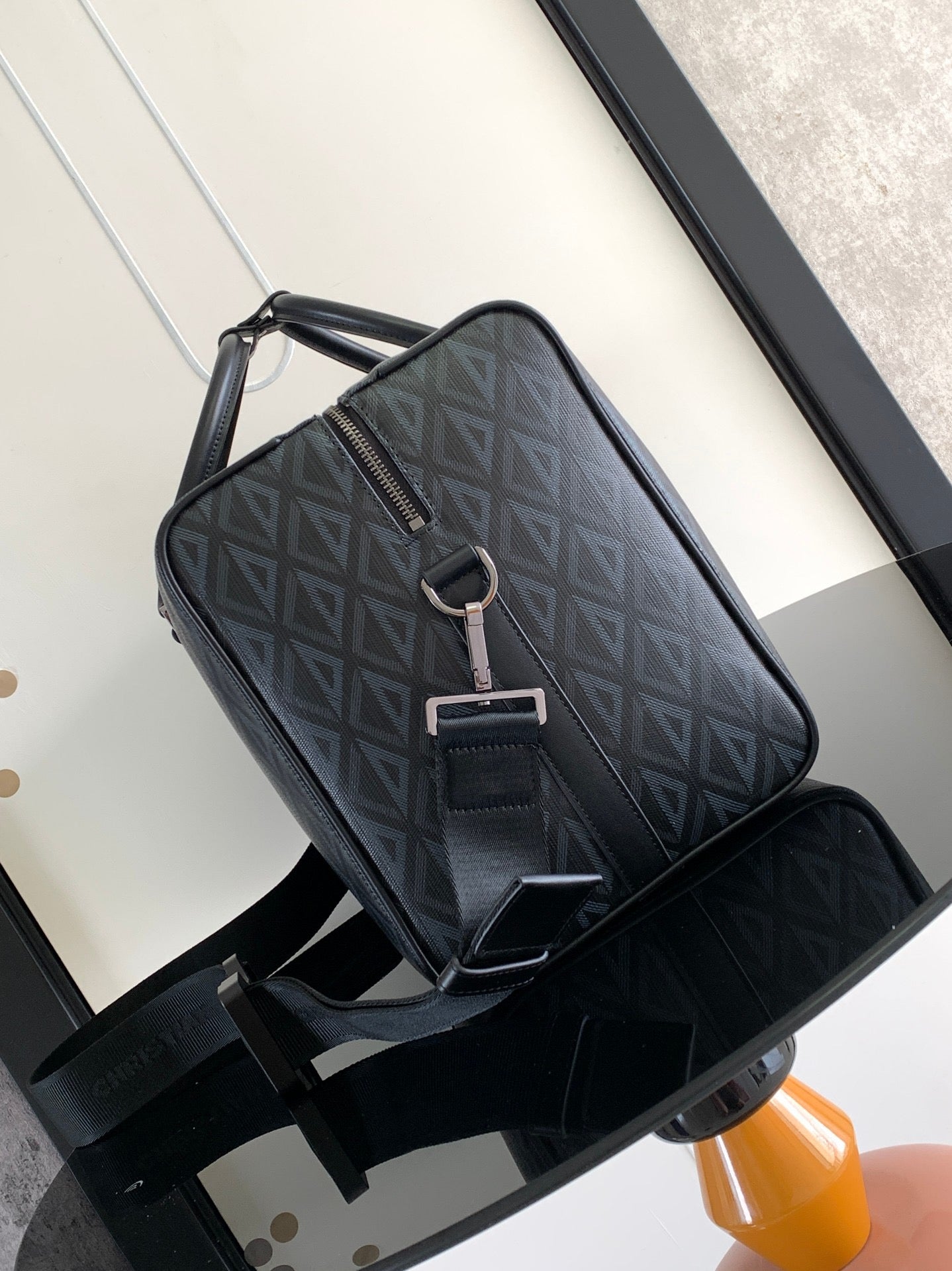 Graue und schwarze Tasche