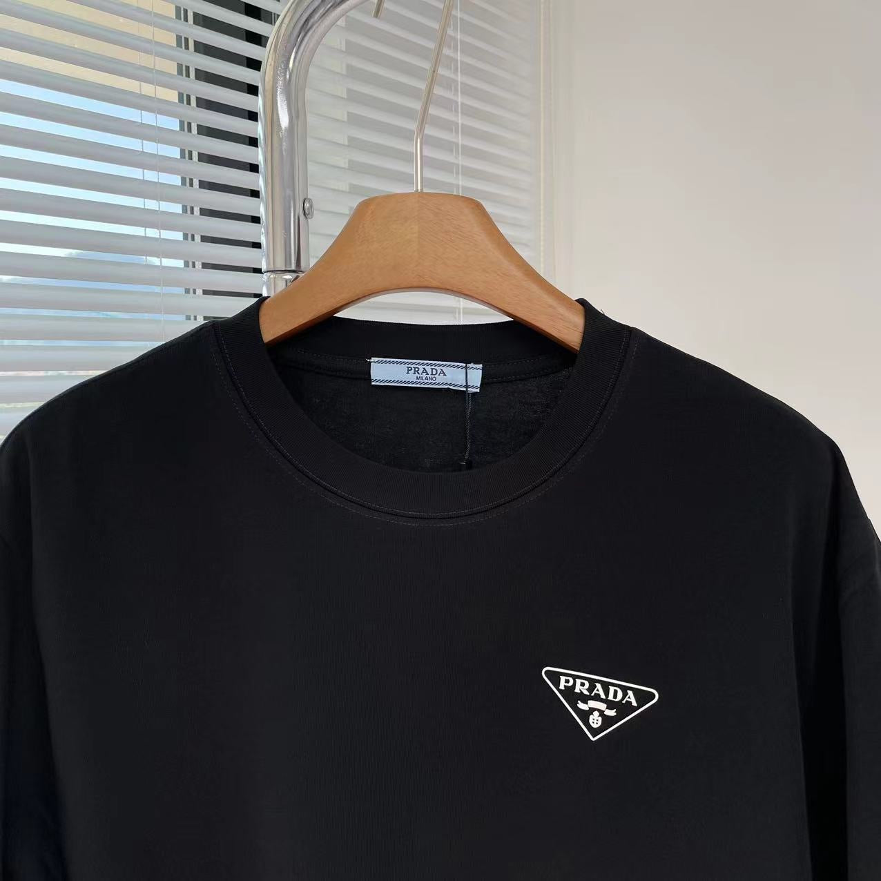 Schwarz-weißes T-Shirt