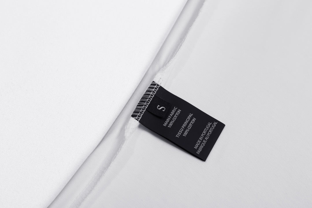 Schwarz-weißes T-Shirt