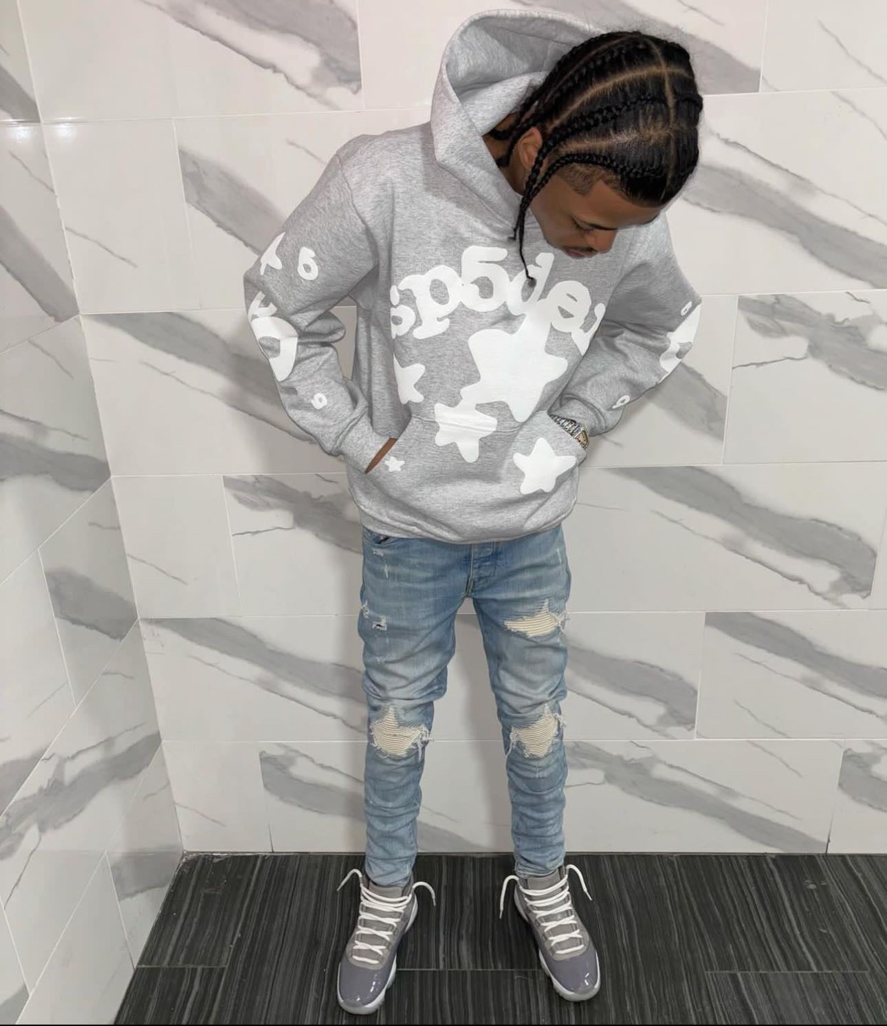 Grauer Hoodie