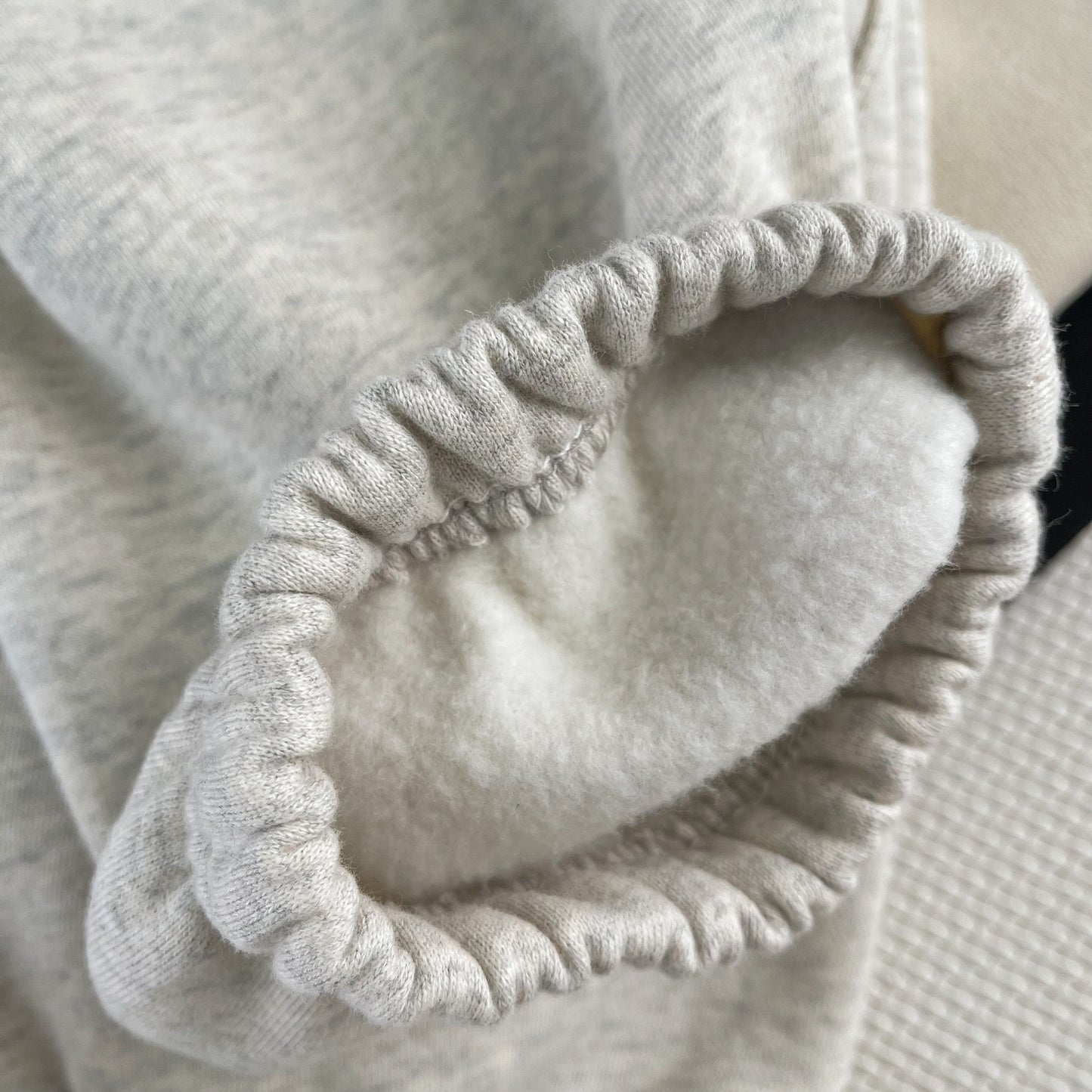 Schwarze und weiße Hose