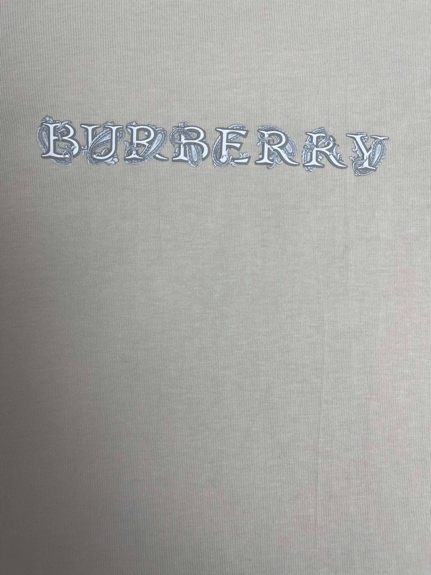 Schwarzes und beiges T-Shirt