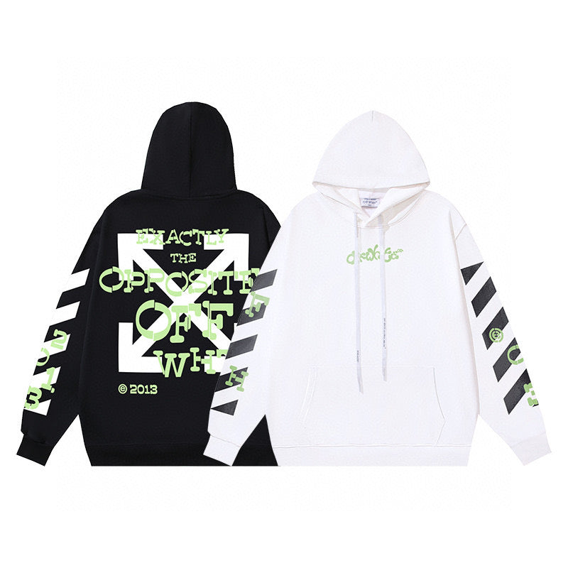 Schwarz-weißer Kapuzenpullover